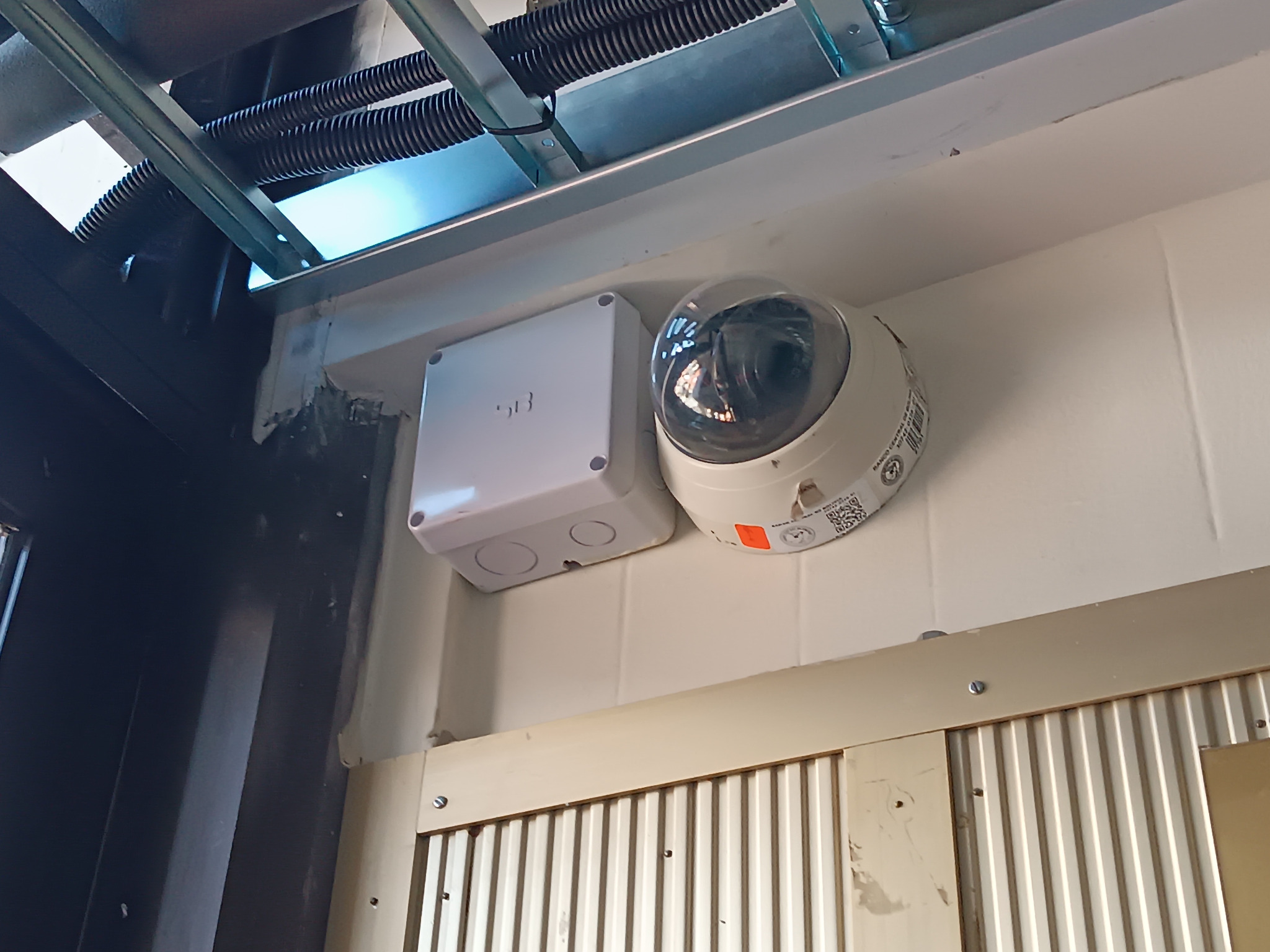 Cámara de videovigilancia instalada