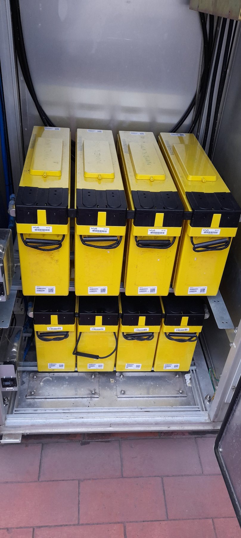 Equipamiento eléctrico y sistema de respaldo