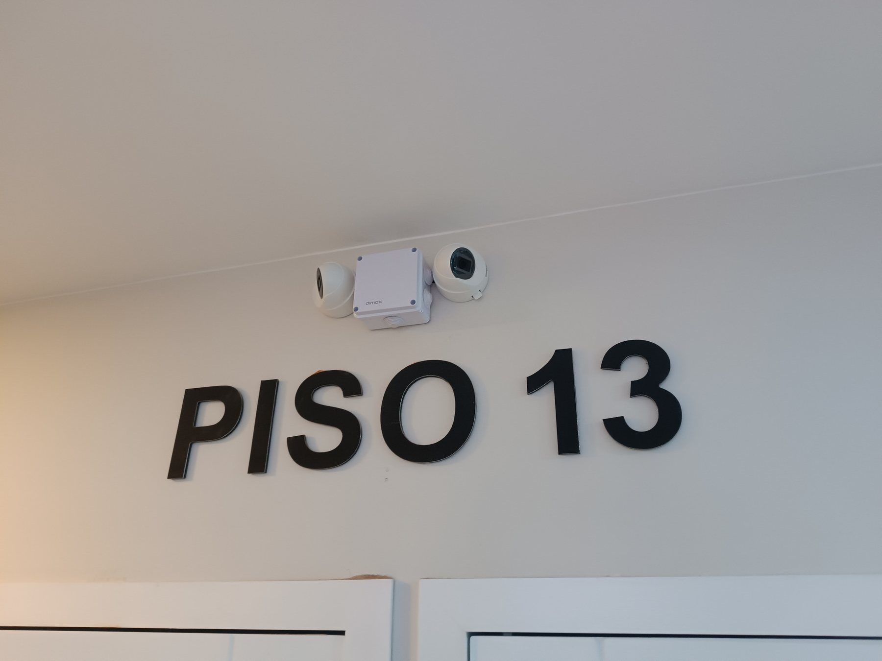 Cámara de videovigilancia instalada